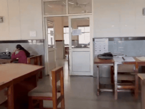 मेडिकल कॉलेज की लाइब्रेरी में स्टूडेंट्स अंधेरे में पढ़ाई करते हुए