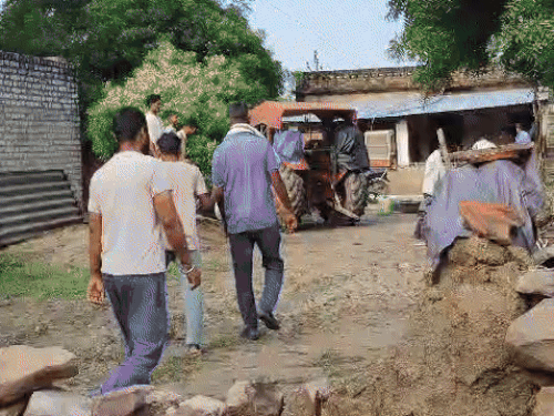 मगरमच्छ को देखने के लिए ग्रामीणों की लगी भीड़