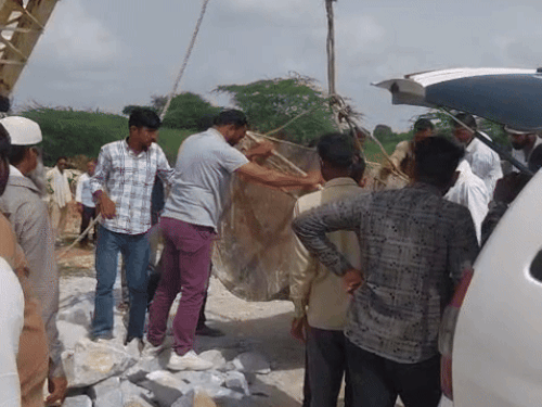 क्रेन की सहायता से दोनों मजदूरों के शवों को खान से बाहर निकाला।