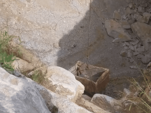 क्रेन की मदद से दोनों के शवों को निकाला गया।