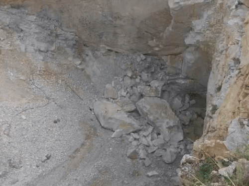 ऊपर से पत्थर गिरने से नीचे काम कर रहे दो मजदूरों की मौत हो गई।