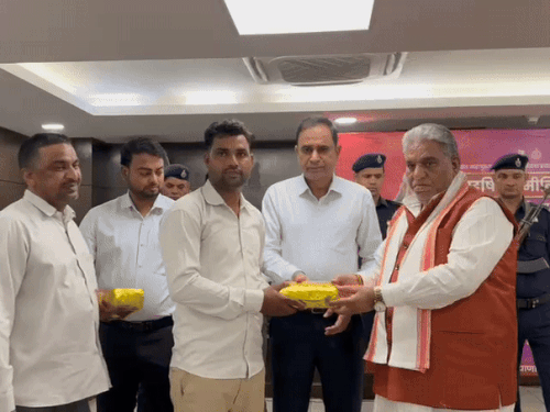 पानीपत में कार्यक्रम के दौरान कर्मचारियों को गिफ्ट देते हुए मंत्री।