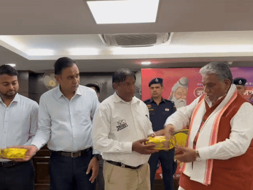 पानीपत में महर्षि वाल्मीकि जयंती को वाल्मीकि समाज के लाेग को सम्मानित करते हुए।