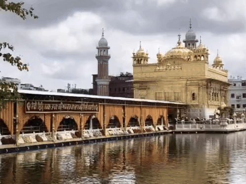 गोल्डन टेंपल को फूलों से सजाया गया है।