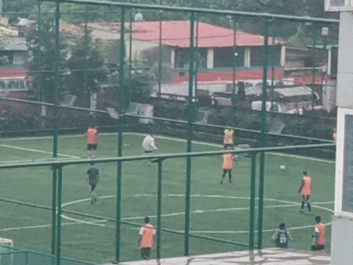देहरादून में जारी बारिश के बीच खेलते बच्चे।