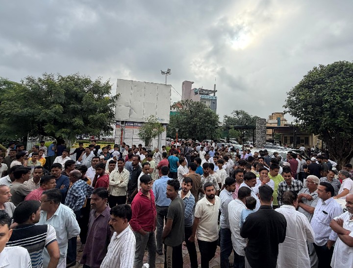 This incident has caused sensation throughout the city. A large number of people gathered outside the district hospital and gym. People demanded the police to arrest the accused soon.