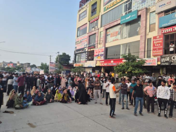 पुलिस-प्रशासन की टीम कार्रवाई करने पहुंचे तो आरोपी के परिजन रास्ता रोकने रोड पर बैठ गए।