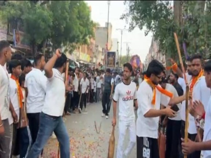 अखाड़ेबाजों ने शोभायात्रा में पट्टेबाजी दिखाई ।