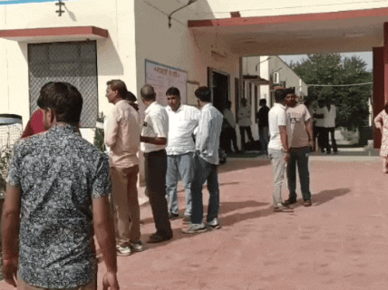 पोस्टमार्टम के दौरान हॉस्पिटल में मौजूद परिजन।
