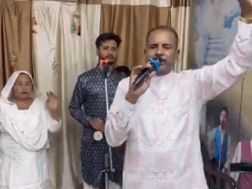 श्रीगंगानगर में खजूर की डालियों से इलाज का दावा करते पास्टर। धर्म परिवर्तन की शिकायत पर पिता और पुत्र पर केस दर्ज हो गया।