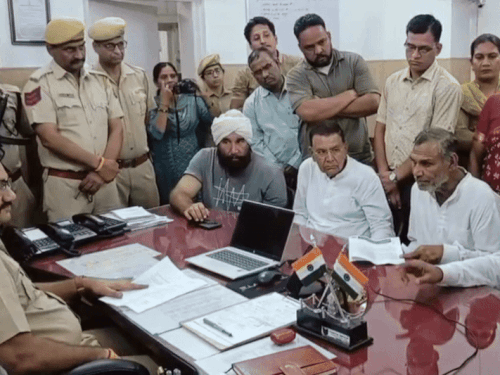 एडिशनल एसपी से वार्ता करते हुए ग्रामीण।