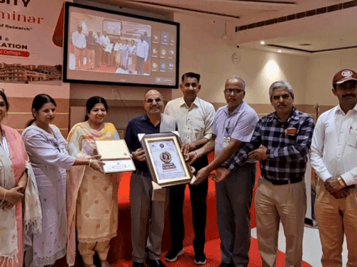 प्रोफेसर का सम्मान करते हुए।