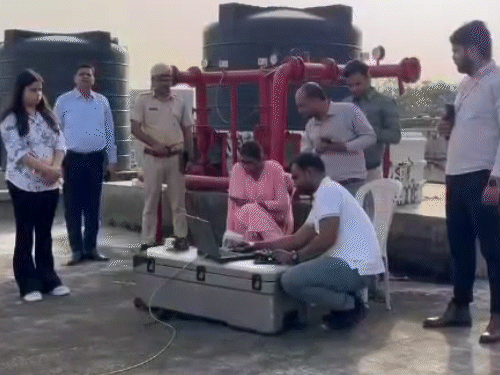 अब आसमान से होगी जयपुर शहर की निगरानी। नगर निगम हेरिटेज कमिश्नर डॉ निधि पटेल ड्रोन सर्वे का जायजा लेती हुई।