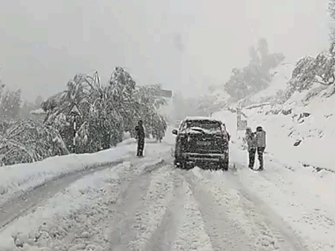लाहौल के सिस्सू में बर्फ में फंसी गाड़ी।
