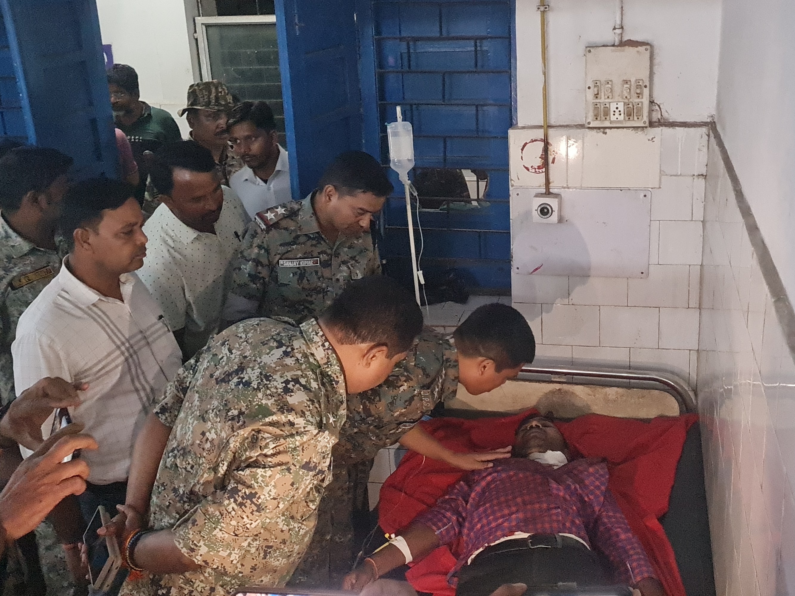 गिरिडीह सदर अस्पताल में पूछताछ करती पुलिस