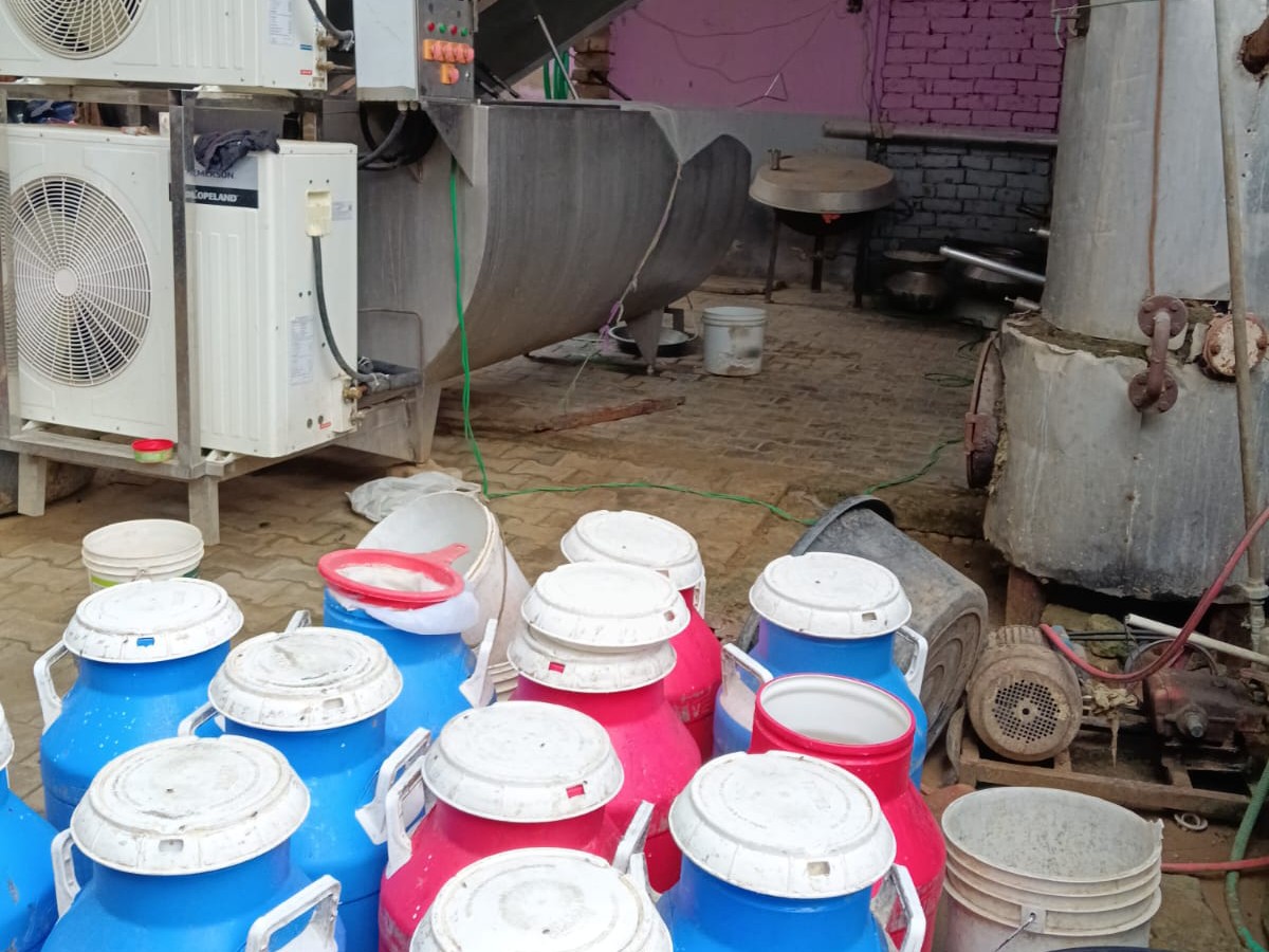 खैरथल-तिजारा जिले में 430 लीटर मिलावटी दूध नष्ट।