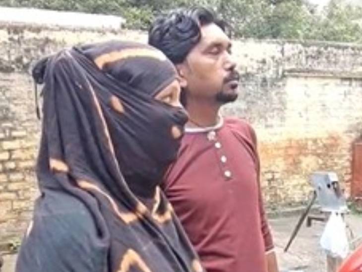 शिकायतकर्ता वर्षा अपने पति के साथ।