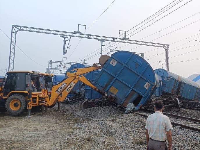 हादसे के दौरान मालगाड़ी के डिब्बे एक-दूसरे पर चढ़ गए थे। मौके पर युद्धस्तर से काम किया जा रहा है, ताकि रेल यातायात बहाल हो सके।