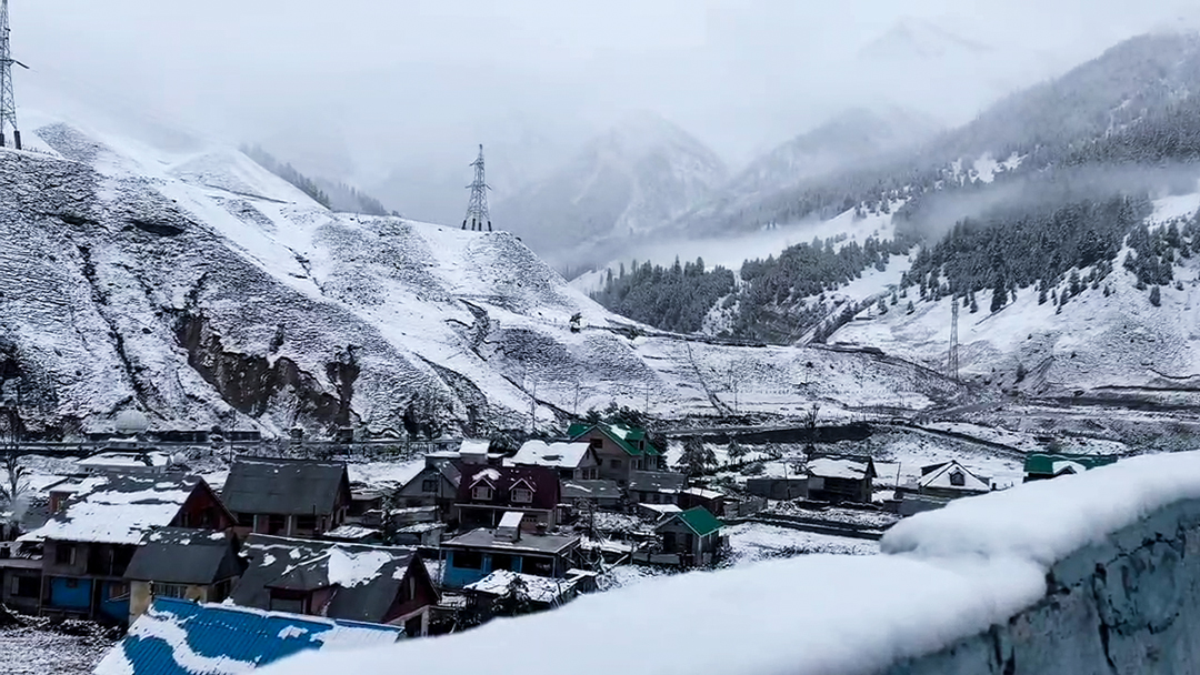 जम्मू-कश्मीर: सोनमर्ग में 20 इंच पर बर्फबारी दर्ज की गई।