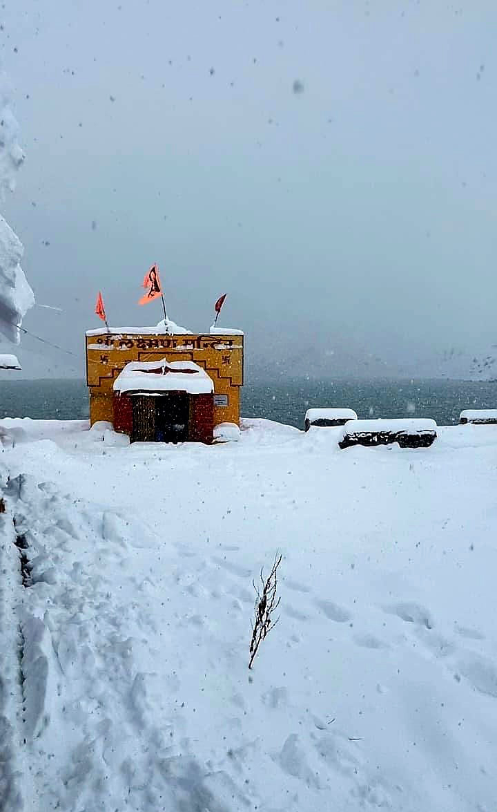 उत्तराखंड: चमोली में मौसम की पहली बर्फबारी के बाद लक्ष्मण मंदिर बर्फ से ढक गया।