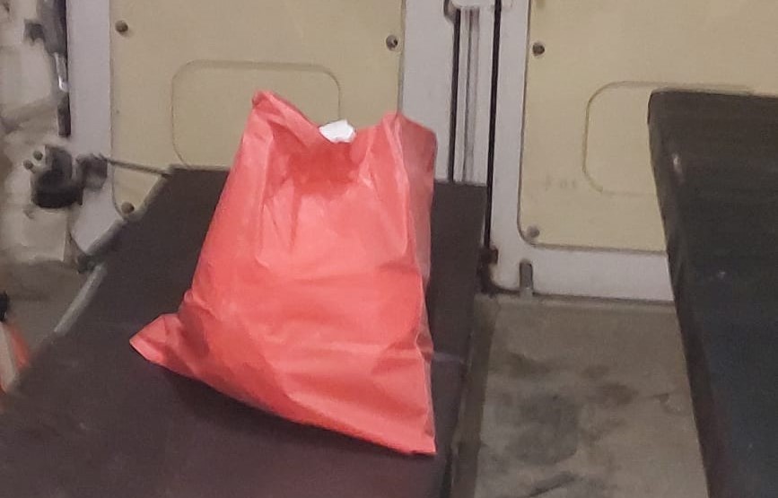 थैली में टैंकर चालक के शव के अवशेष। थैले में रखकर अवशेष को एसएमएस हॉस्पिटल की मॉर्च्युरी भेजा गया।