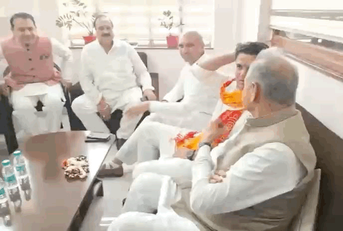आयोजन से पूर्व चर्चा करते पूर्व सीएम ओर डिप्टी सीएम