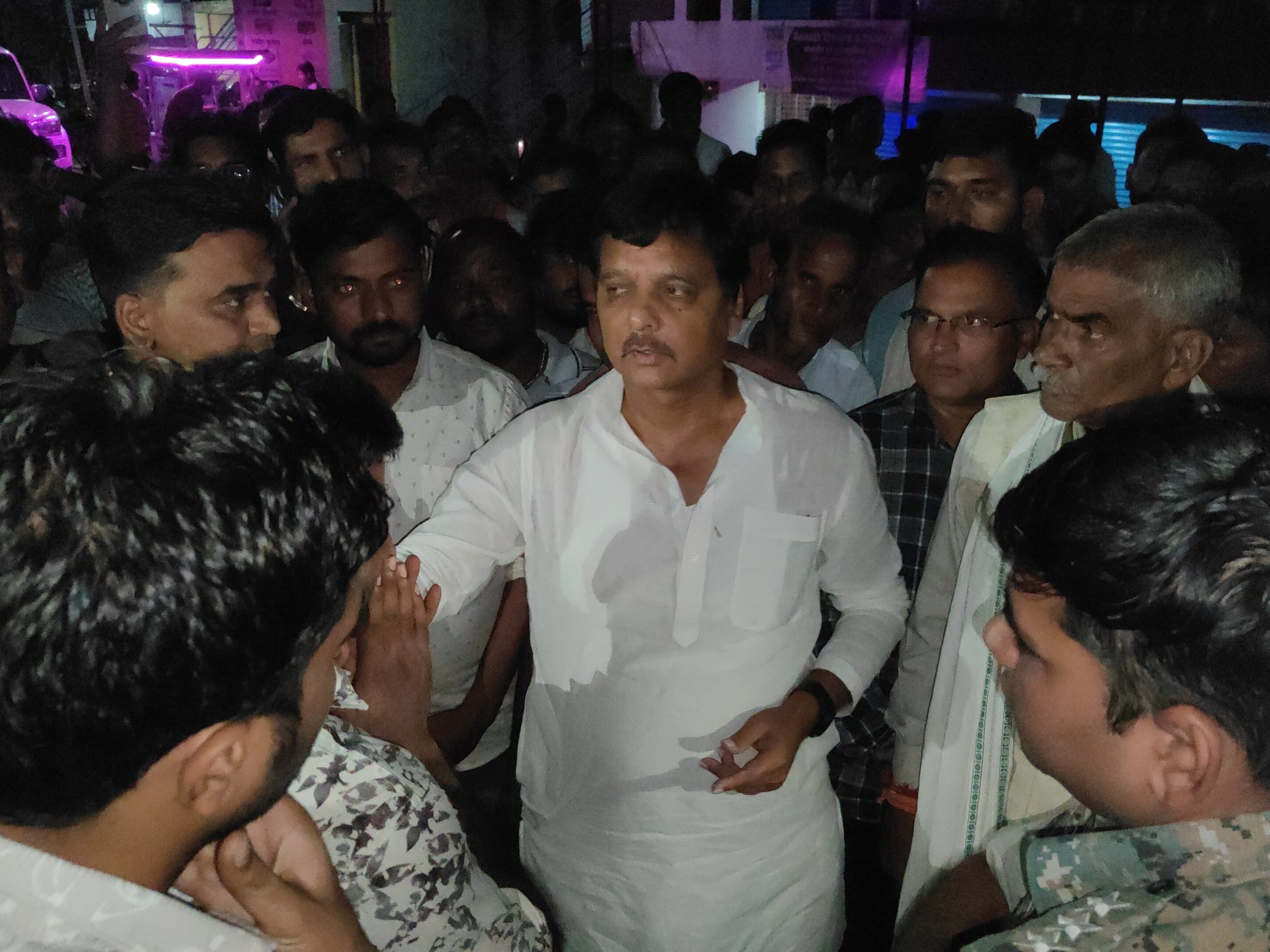 परिजनों और ग्रामीणों ने प्रदर्शन किया।