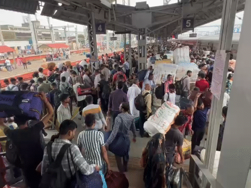 The picture is of 10 am. This crowd of passengers was for Tapti Ganga train.