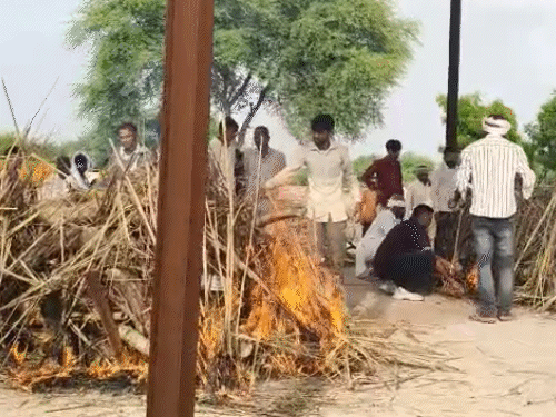 तीनों दोस्तों का एक साथ अंतिम संस्कार किया गया।