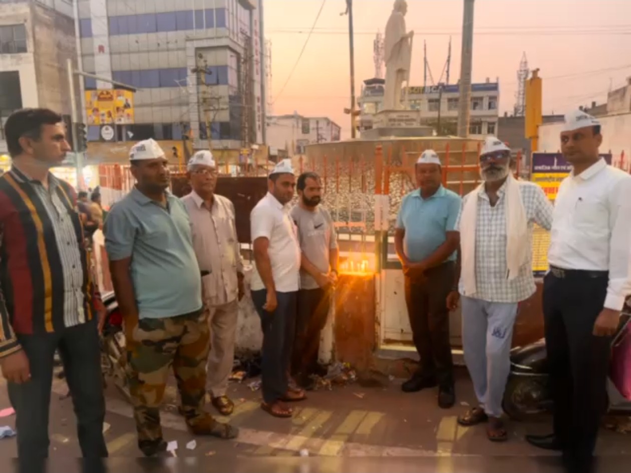 चांग गेट से कैंडल मार्च निकालकर मृतकों को दी श्रद्धांजलि।
