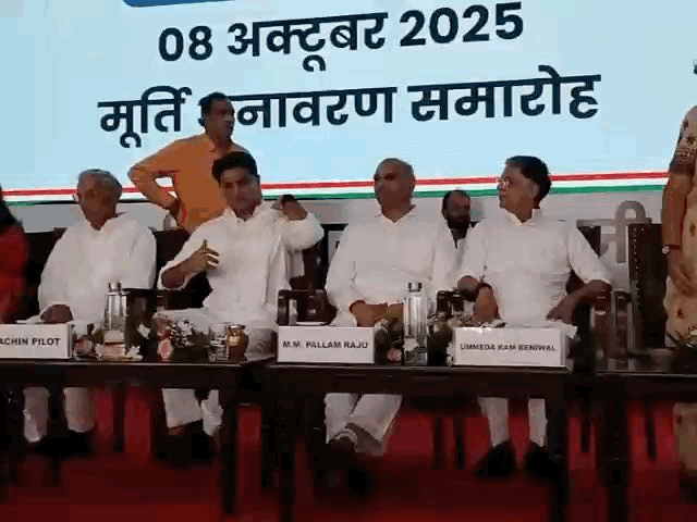 आयोजन के दौरान मंचासीन अतिथि।
