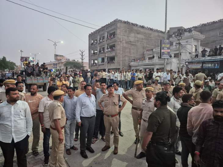पुलिस-प्रशासन ने परिजनों को हटाकर अंदर प्रवेश किया और कार्रवाई की।