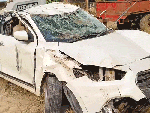 डिवाइडर से टकराने के बाद कार हवा में उछलकर पलट गई।