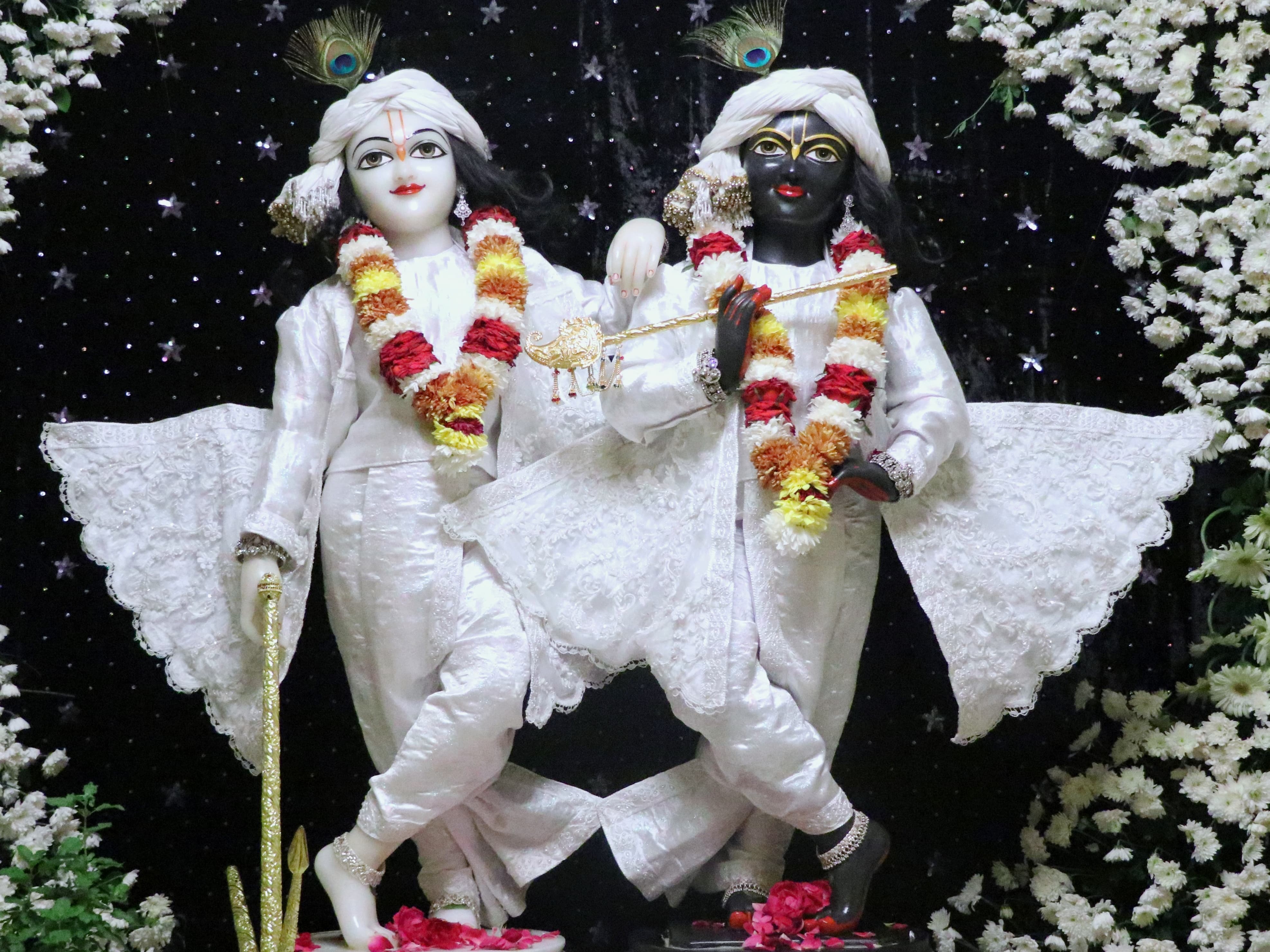 यह गुप्त-वृन्दावन धाम 17 मंजिलों का भव्य मंदिर होगा, जिसमें विशाल कीर्तन हॉल, थिएटर और 3D स्टूडियो जैसी सुविधाएं होंगी।