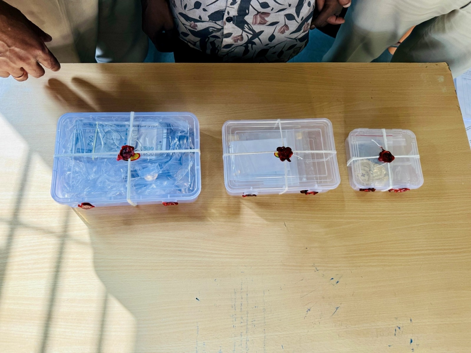 पुलिस ने सोना चांदी ओर कैश बरामद किया