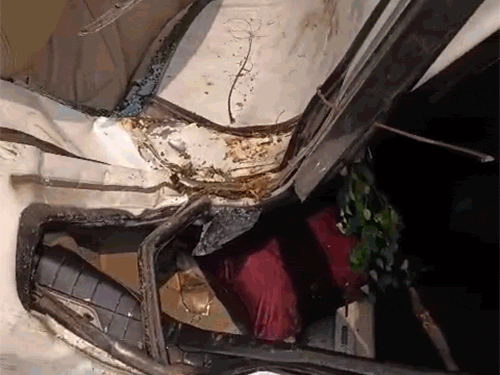 दुर्घटना में कार बुरी तरह क्षतिग्रस्त हो गई। एक ही परिवार के 3 लोगों की मौत हो गई।
