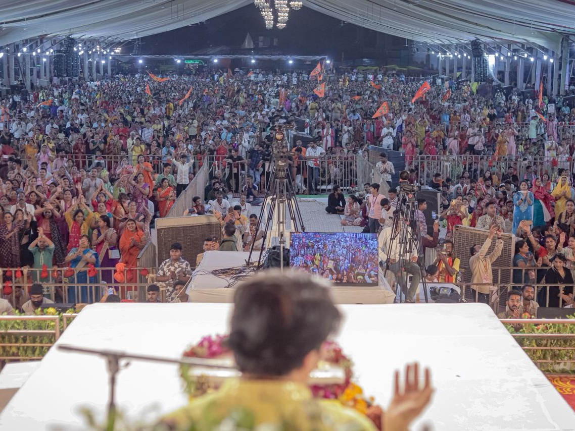 अवधपुरी मैदान में हनुमंत कथा में उत्साह के साथ शामिल हुए।