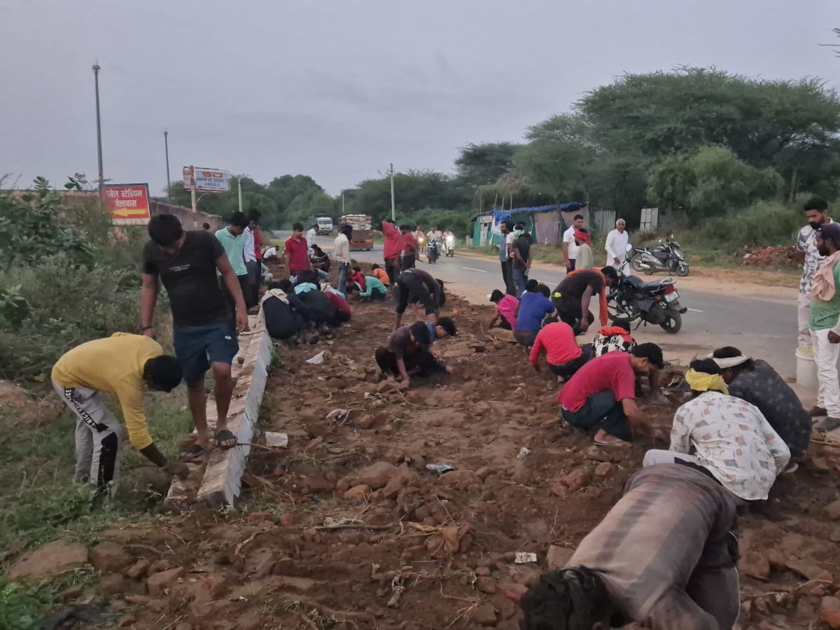 चांदी के सिक्के खोलते हुए लोगों की भीड़।