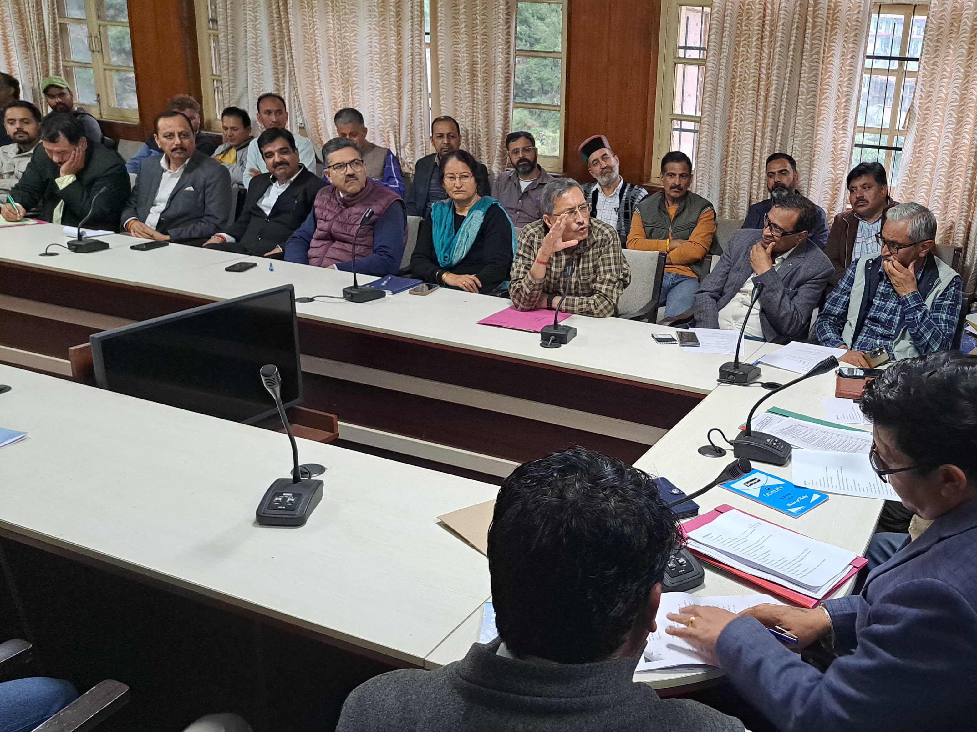 मेले को लेकर बैठक करते अधिकारी व अन्य।