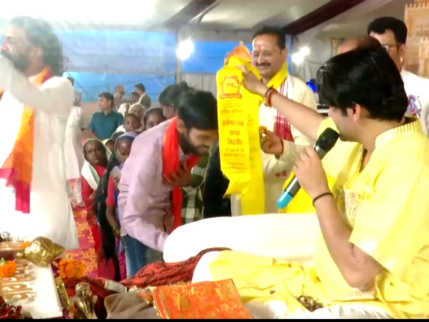 बागेश्वर बाबा सलमान को नया नाम 'राजवीर' दिया।