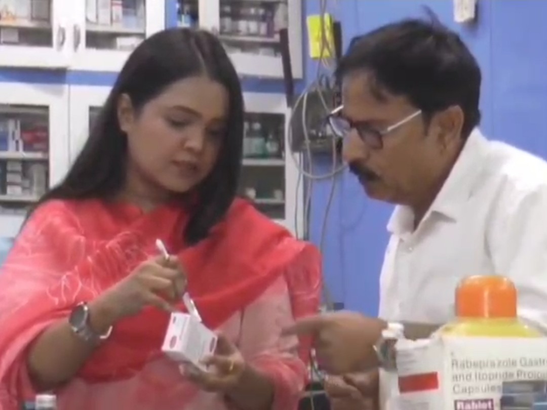 Gwalior health department alert on poisonous cough syrup | जहरीले कफ सिरप  पर ग्वालियर स्वास्थ्य विभाग अलर्ट: ड्रग इंस्पेक्टर ने मेडिकल स्टोर्स पर  किया औचक निरीक्षण ...