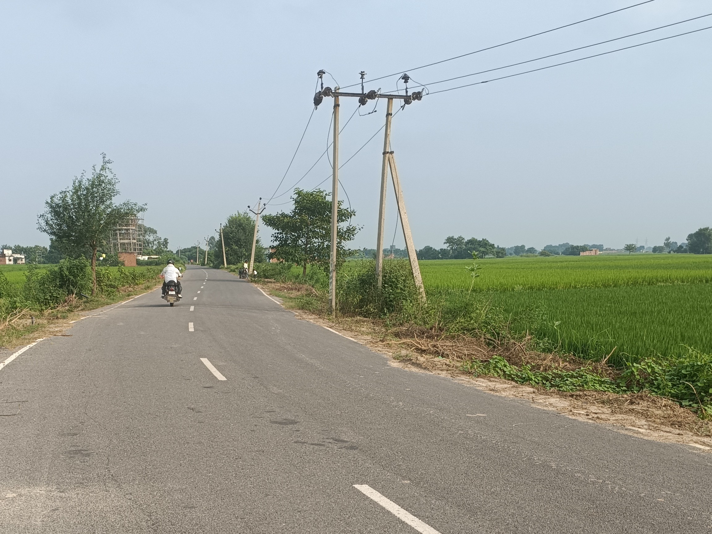 11000 volt dilapidated electricity pole in Chandauli | चंदौली में 11000 ...