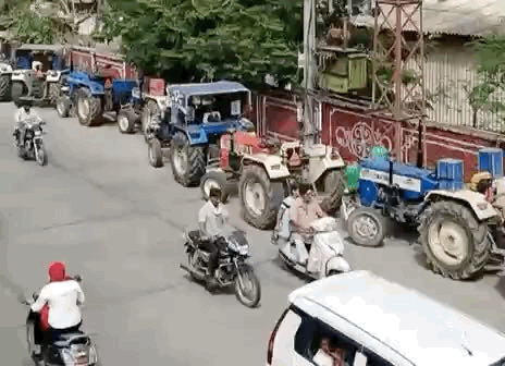 ग्रामीण बड़ी संख्या में ट्रैक्टर ट्रॉली लेकर आए।