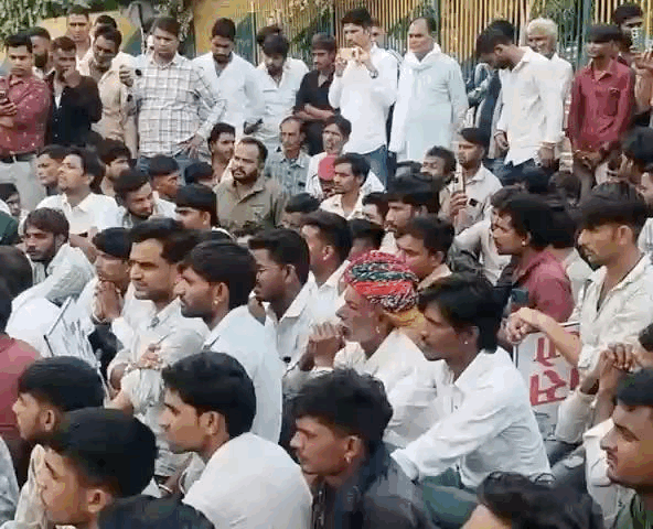 बड़ी संख्या में ग्रामीण इकट्ठा हुए