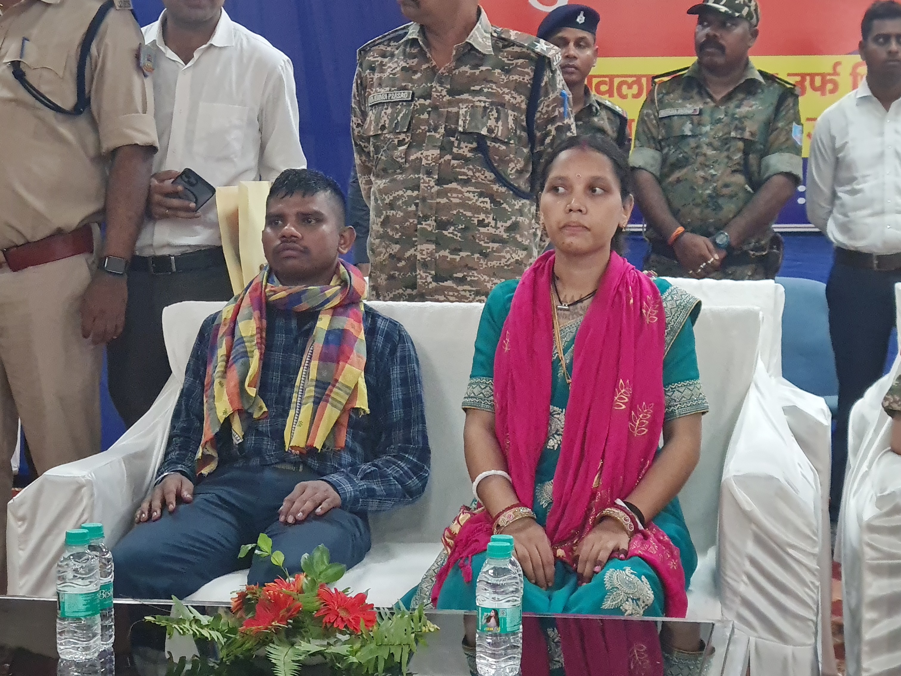 ​​​​​​​गिरिडीह में नक्सली दंपती का आत्मसमर्पण:  मुख्यधारा से जुड़ने का लिया संकल्प, एक करोड़ के इनामी नक्सली के दस्ते के थे सदस्य – Giridih News