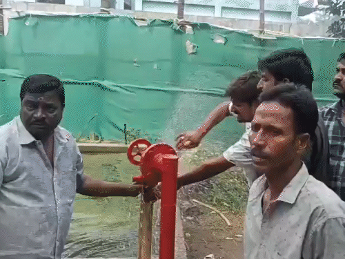 लोगों ने पंप की मदद से फैक्ट्री में लगी आग पर काबू पाने की कोशिश की।