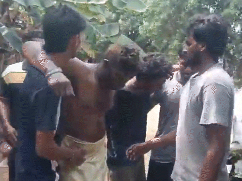 स्थानीय लोगों ने घायलों की मदद की और उन्होंने अस्पताल पहुंचाया।
