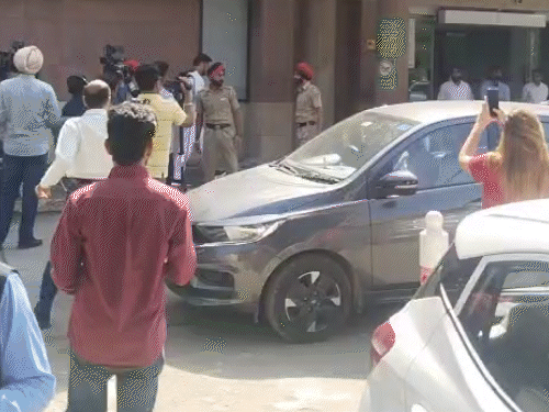 अस्पताल के बाहर मीडिया और पुलिसकर्मियों की भीड़।