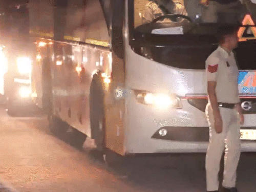 भारतीय ओपनर केएल राहुल डिनर के लिए अंदर जाते हुए।