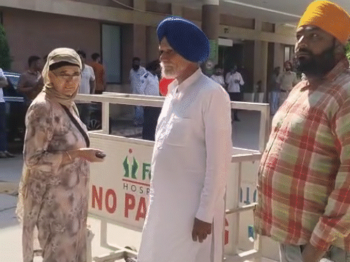 अस्पताल के बाहर लोगों की भीड़ बढ़ रही है।